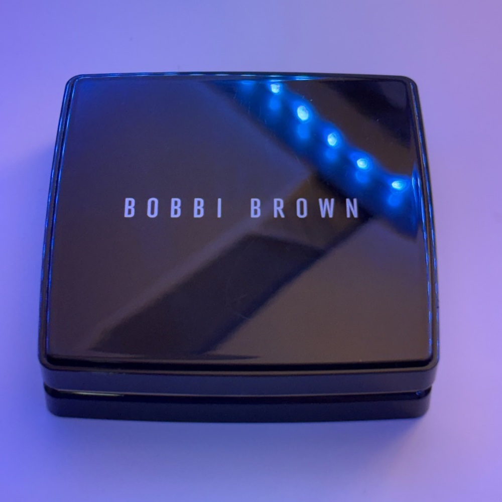 Bobbi Brown Pressed Powder in Pale Yellow